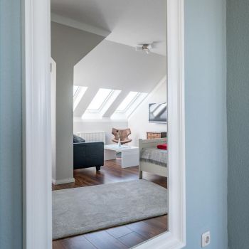 großer Wandspiegel Ferienwohnung Leipzig Apartment Stötteritz